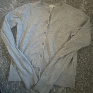 Populära hm tröjan med knappar - Säljer min fina tröja med knappar från hm. Så stretchig, mjuk och skön. Tyvär börjar den bli för liten. 