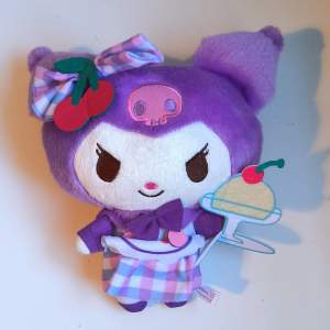 Cafe Kuromi Plush runt 20cm. Riktigt Sanrio, helt ny från kawaii.se