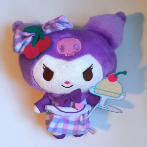 Cafe Kuromi Plushie - Cafe Kuromi Plush runt 20cm. Riktigt Sanrio, helt ny från kawaii.se
