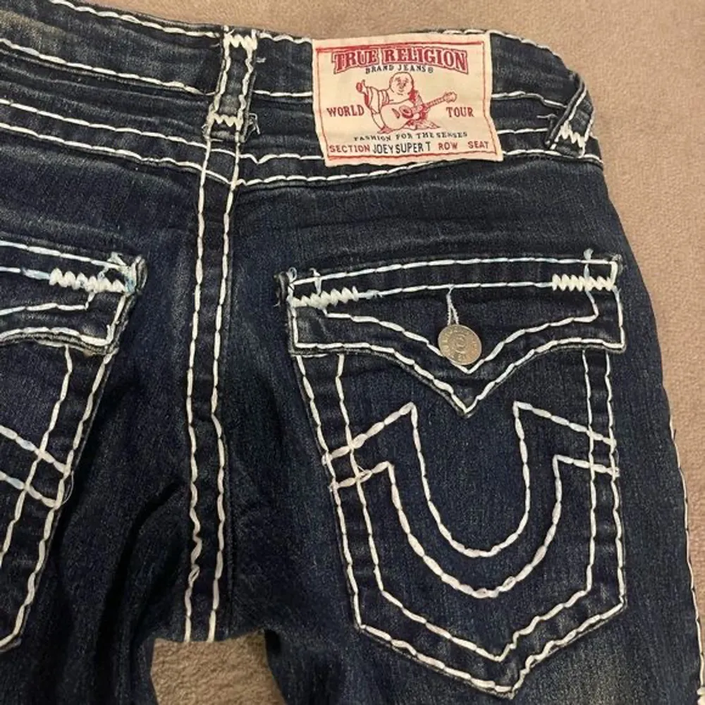 Söker true religion jeans, i storlek 26 eller 17, i modell bootcut/flare. Hör gärna av er om ni har 🫶🏻. Jeans & Byxor.