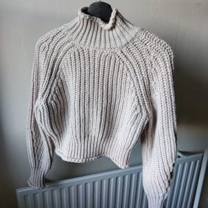 Stickad tröja hm - Beige stickad tröja från hm i storlek xs 