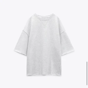 trekvartsärmad t shirt - säljer denna oversized trekvartsärmad t shirt ifrån zara, använd någon enstaka gång men som nyskick💗💗pris kan diskuteras 