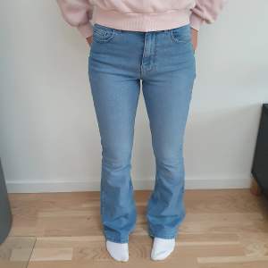 Ljusblå bootcut jeans 💙