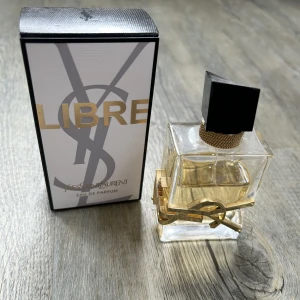 Yves Saint Laurent parfym  - Parfym från Yves Saint Laurent. Ca 70% kvar. Nypris är 1250 kr, säljes för 550🌸