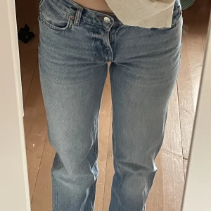 lågmidjade jeans - de är mer åt det midwaisted hållet💗  nypriset är 500kr🙌