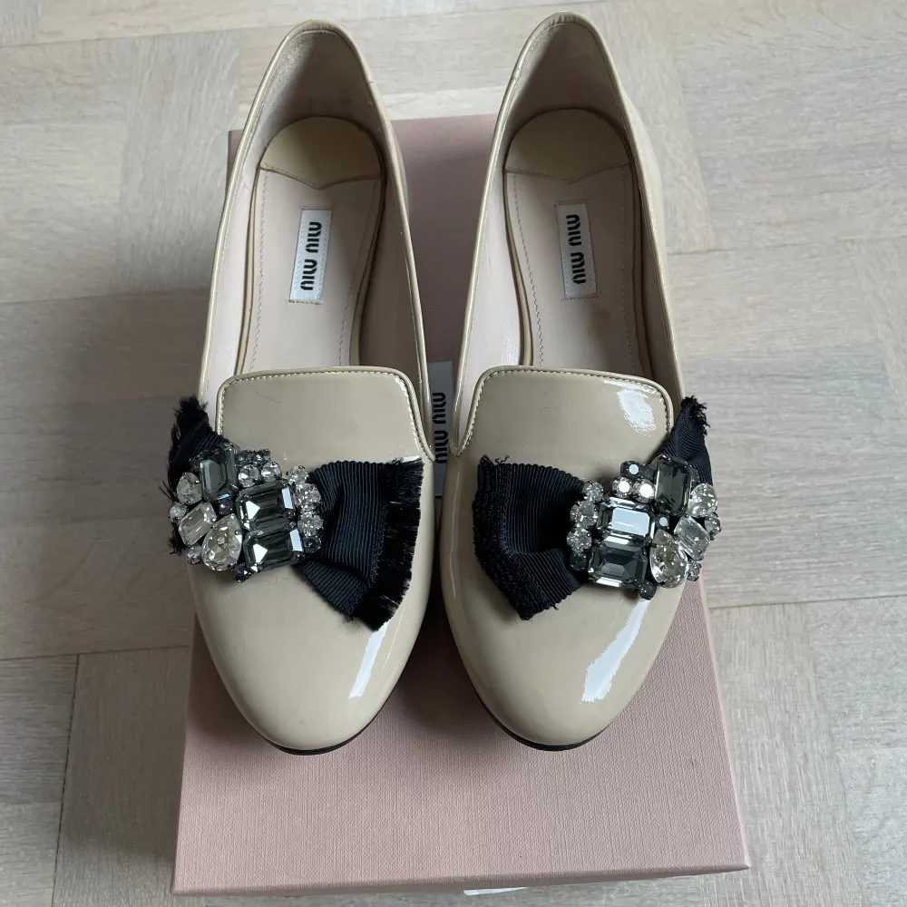 Oanvända Miu Miu ballerina skor. Köpt i Milano. Nypris: 6500kr. Kengät.