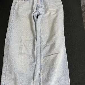 Jeans  - Det finns ett par fläckar 