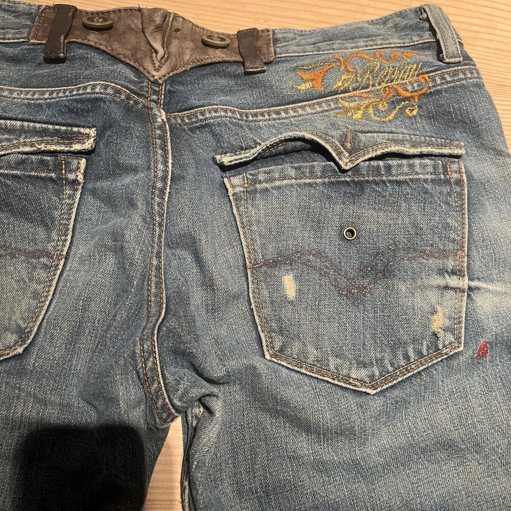 Säljer dessa svincoola jeans från replay!❤️❤️. Jeans & Byxor.