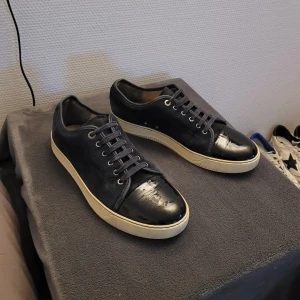 Lanvin skor - Mörkblå lanvin skor i riktigt fint skick, cond 8/10. Enbart skorna därav det låga priset. Äkthetsbevis finns! Hör av dig vid minsta lilla fråga!