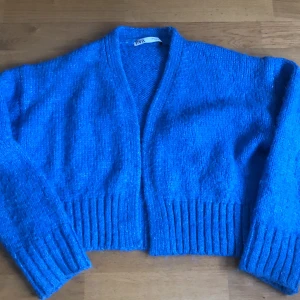 Höstig blå stickad  - Jätte mysig och snygg stickad till hösten! Väldigt bra skick och säljs eftersom den inte använts på länge 💕💕