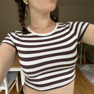 Randig croppad t-shirt - En så fin tröja som jag önskar att jag kunde behålla, men passar helt enkelt inte mig. Använd max 3 gånger  💕