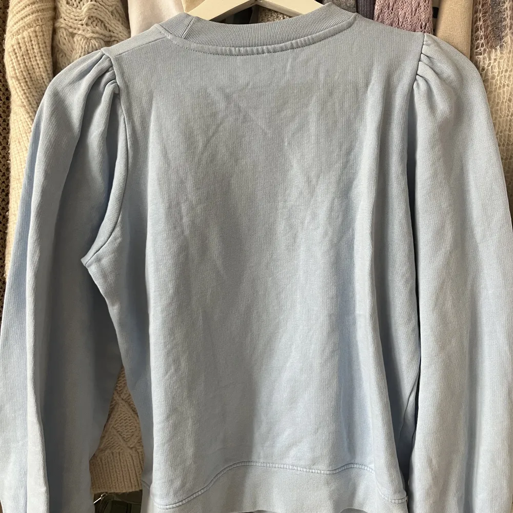 Finaste tröjan ifrån Ganni i ljusblå färg och med liten ”puff” på ärmarna. Stl XS och sparsamt använd. . Tröjor & Koftor.