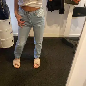 ett par jeans ifrån zara i storlek xs/32 