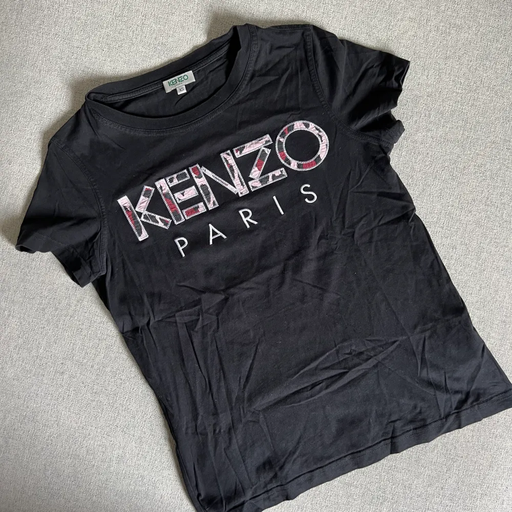 Kenzo tshirt, använd ca 3 gånger, storlek xs men passar s också. T-shirts.