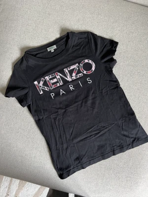 Kenzo tshirt - Kenzo tshirt, använd ca 3 gånger, storlek xs men passar s också