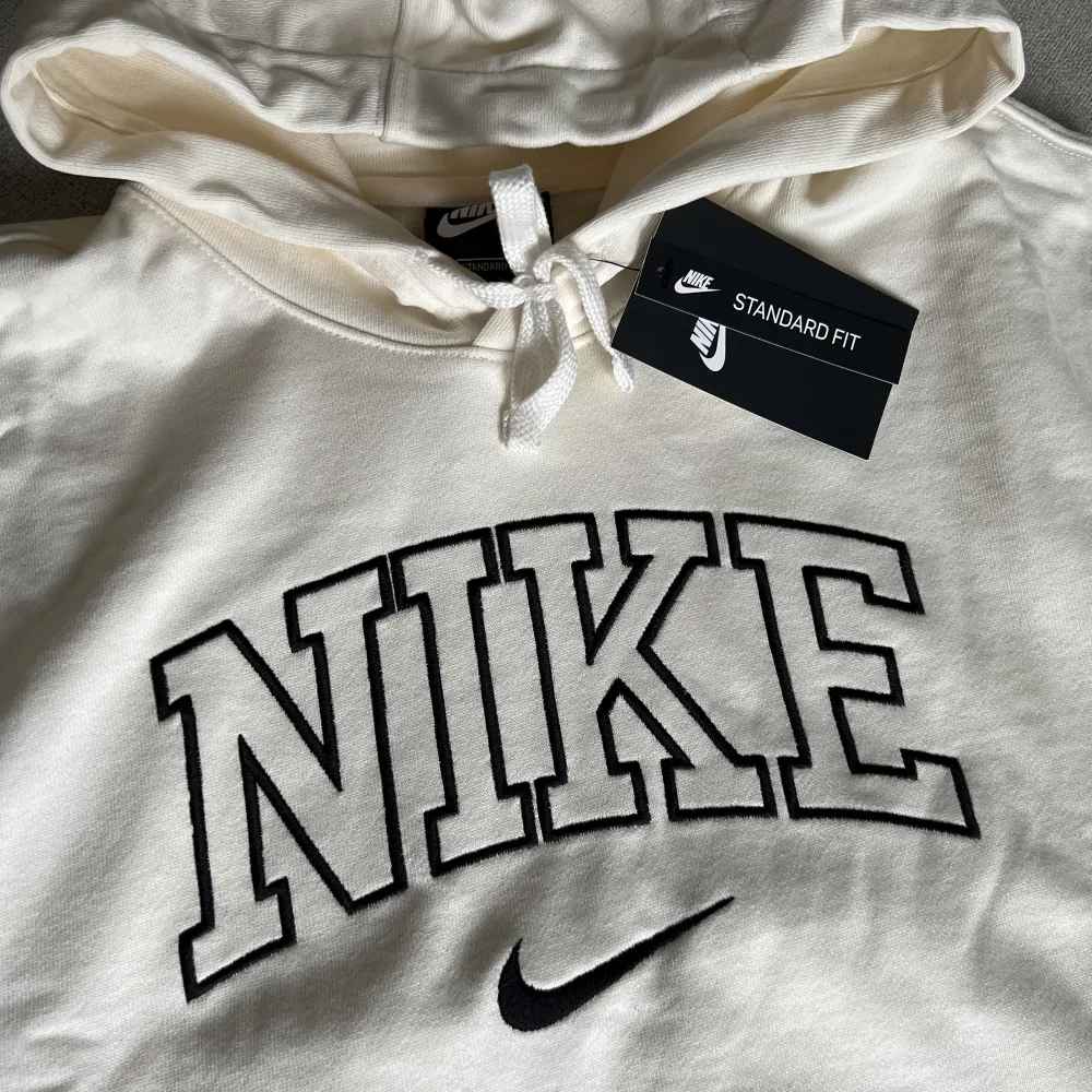 Off white hoodie från Nike, aldrig använd. Hoodies.