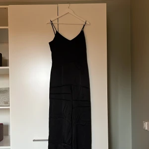 Jumpsuit  - Jumpsuit  Storlek 40 Svart i fint fallande silkes tyg Mycket elegant