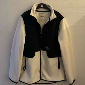 Rebel jacka - Rebel jacka som aldrig är använd, perfekt nu till hösten/tidig vinter🙌🏻