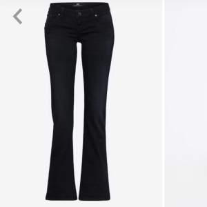 Säljer dessa svarta ltb jeans eftersom de blev alldeles för korta för mig, dem är i relativt bra skick köpte för 799kr 😊