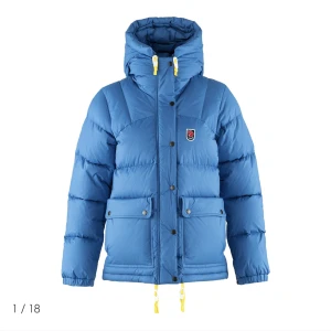 Fjällräven jacka  - Säljer min ljus blå fjällräven jacka i storlek S!💕Då jag  känner att den inte kommer komma till användning denna vintern! Lite smutsig vid fickorna, och lite slitage vid det gula snörerna därav priset! Skriv vid frågor!💓🙌🏽