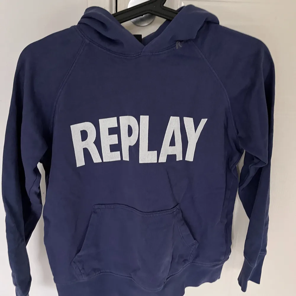 Blå hoodie från Replay i storlek XS🤍 Väldigt lite använd, väldigt bra skick . Hoodies.