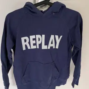 Blå hoodie från Replay i storlek XS🤍 Väldigt lite använd, väldigt bra skick 