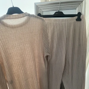 Beige sett - Utsvängda byxor, tröjan har slits på båda sidorna, köpt på shein🤎