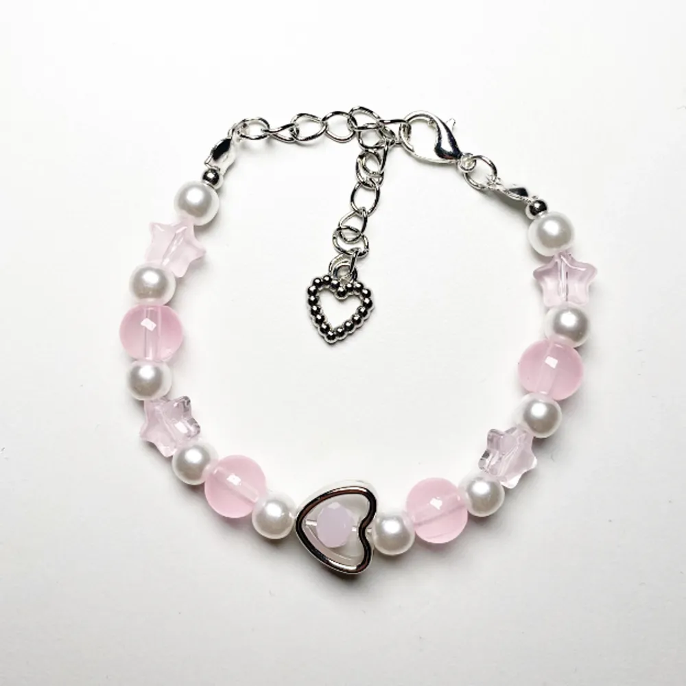 Ett armbandet gjort av rosa glaspärlor & vita pärlor💕 . Accessoarer.