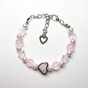 Ett armbandet gjort av rosa glaspärlor & vita pärlor💕 