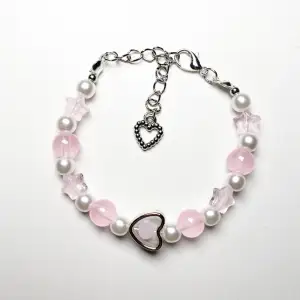 Ett armbandet gjort av rosa glaspärlor & vita pärlor💕 