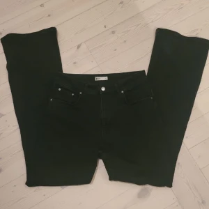 Full lenght flare jeans Gina Tricot - Använda ett fårtal gånger,  i väldigt fint skick! Jag är 179 cm och jeansen går ända ner till mina fötter. Skriv för fler bilder 💕