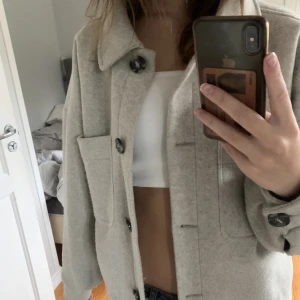 Jacka/kort kappa - Grå kappa från NA-KD i storlek S, perfek till både hösten och vintern!