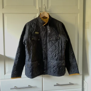 Barbour jacka - Jackan är i nyskick och har aldrig använts. Den är storlek XXL i barnstorlek så de passar som en vanlig  S eller XS i herrstorlek. Hör av dig om du har någon fråga🤙