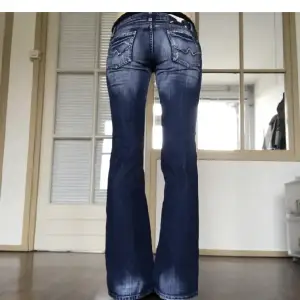 Lågmidjade y2k bootcut jeans, midja ca 79cm, innerben ca 84cm❤️❤️