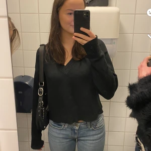 Stickad tröja  - Svart stickad från bikbok. Superfin passar till allt 😍 Nyckick