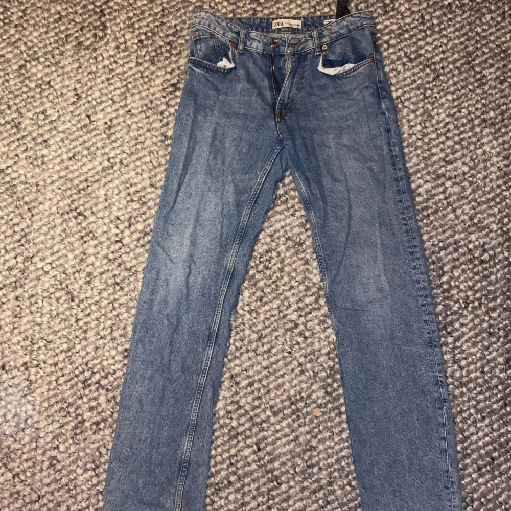Jeans från zara strl 38 men passar 36. Low waist, sparsamt använda. Pris kan diskuteras.🫶🏼. Jeans & Byxor.