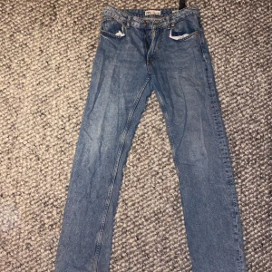 Zara low waist jeans - Jeans från zara strl 38 men passar 36. Low waist, sparsamt använda. Pris kan diskuteras.🫶🏼