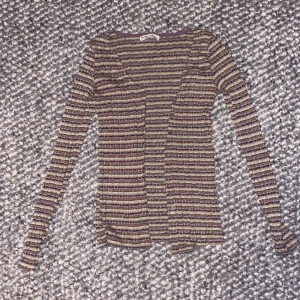 Randig kofta - Lila och grönrandig kofta från pull&bear. Superfin, aldrig använd, storlek S men passar M.🫶🏼