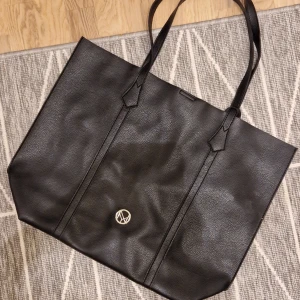 NYPD shopper bag - Väska i läder från NYPD i shopper modell. Finns en mindre väska inuti för att lägga värdesaker i. Köpt hos Asos och använd fåtal gånger. I väldigt fint skick! 