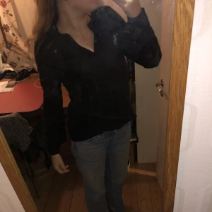 Svart blus - Hej! Jag säljer min svarta blus. Skriv för fler bilder!
