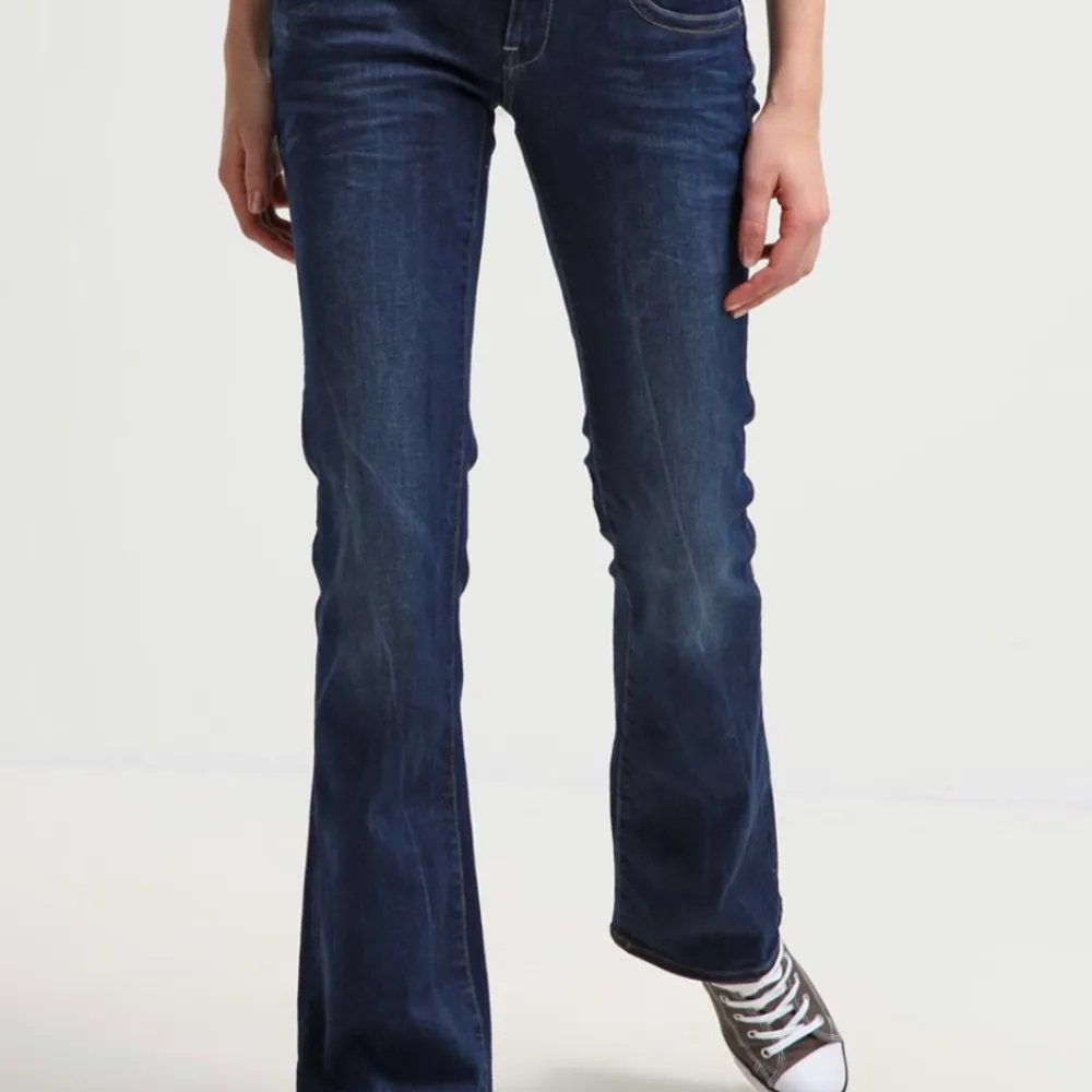 Säljer mina as snygga G-star jeans då de tyvärr inte kommer till användning💓 använt ett fåtal gånger så är som nya! Nypris 1000kr, men säljer för 450 kr💗💗Lågmidjade och bootcut! Är storlek S men skulle säga att de passar än M också. Jeans & Byxor.