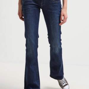 Säljer mina as snygga G-star jeans då de tyvärr inte kommer till användning💓 använt ett fåtal gånger så är som nya! Nypris 1000kr, men säljer för 450 kr💗💗Lågmidjade och bootcut! Är storlek S men skulle säga att de passar än M också