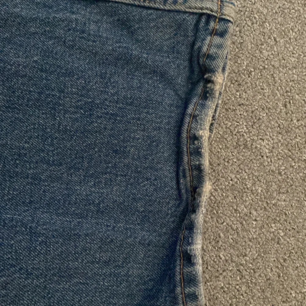 Snygga jeans från ginatricot. Dom är andvända men i gott skick. Enda är att dom är något slitna nertill (se bild 3) men det är verkligen inget man tänker på. Säljes då jag inte längre får på mig dom. Egna bilder kan skickas. Jeans & Byxor.