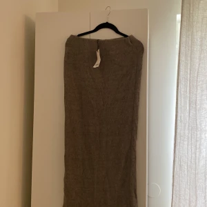 Stickad tjol - Fin tjol från pull and bear, helt oanvänd. Kan användas som strand tjol eller över kort shorts/tjol