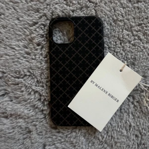By malene Birger skal  - Säljer detta malene Birger skal som inte passar min mobil, skulle tro den passar till iPhone 12🥰 Skriv till mig innan du köper plagget!!!!