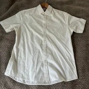 Jag säljer den vita skjortan för 80 kr . Den är 100% bomull ! Använda några gånger för speciellt evenemang.