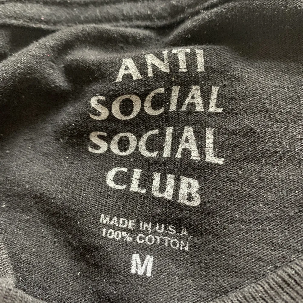 Säljer denna jättesnygga anti social social club graphic tee. Aldrig använd men köpt för några år sedan. Orginalpris 1250kr men säljer 400kr . T-shirts.