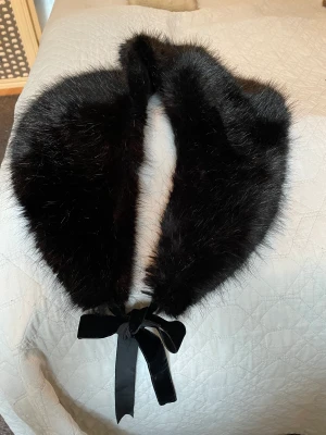 Ida Sjöstedt pälskrage  - Svart fuskpälskrage från fina Ida Sjöstedt. Nyskick. 