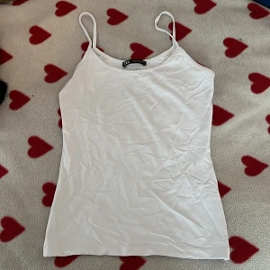 Zara linne - Vitt linne från Zara. Det är använt men i bra skick. Storlek s men passar xs också. Skriv om du har frågor 🫶