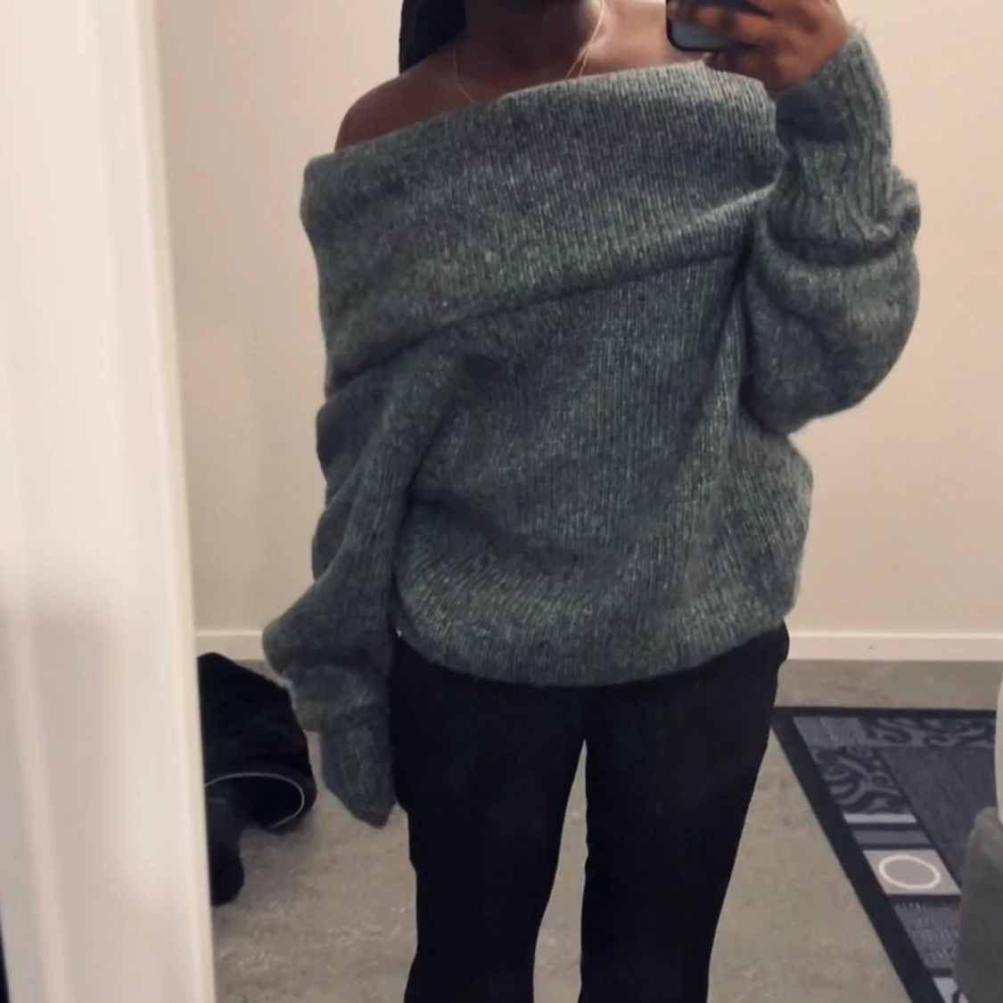 Grå stickad off shoulder tröja  - 91
